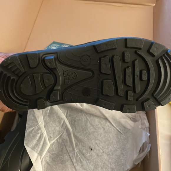 Kids snow. boots brand new never worn. - Picture 2 of 5